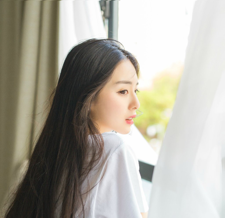 “嗯，为夫这段时间身在军中，倒是苦了你了，待这一仗打完，我便好好陪陪夫人。”刘璝笑道。